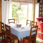 Charming House In With Garden Ferienhaus