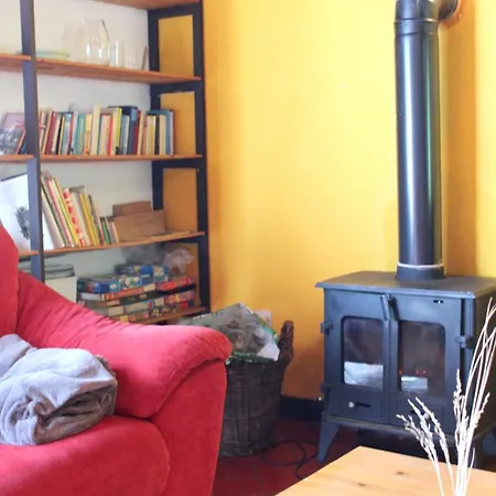 Charming House In With Garden Laghy