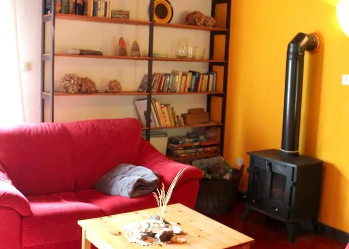 Casa vacanze Charming House In With Garden Laghy